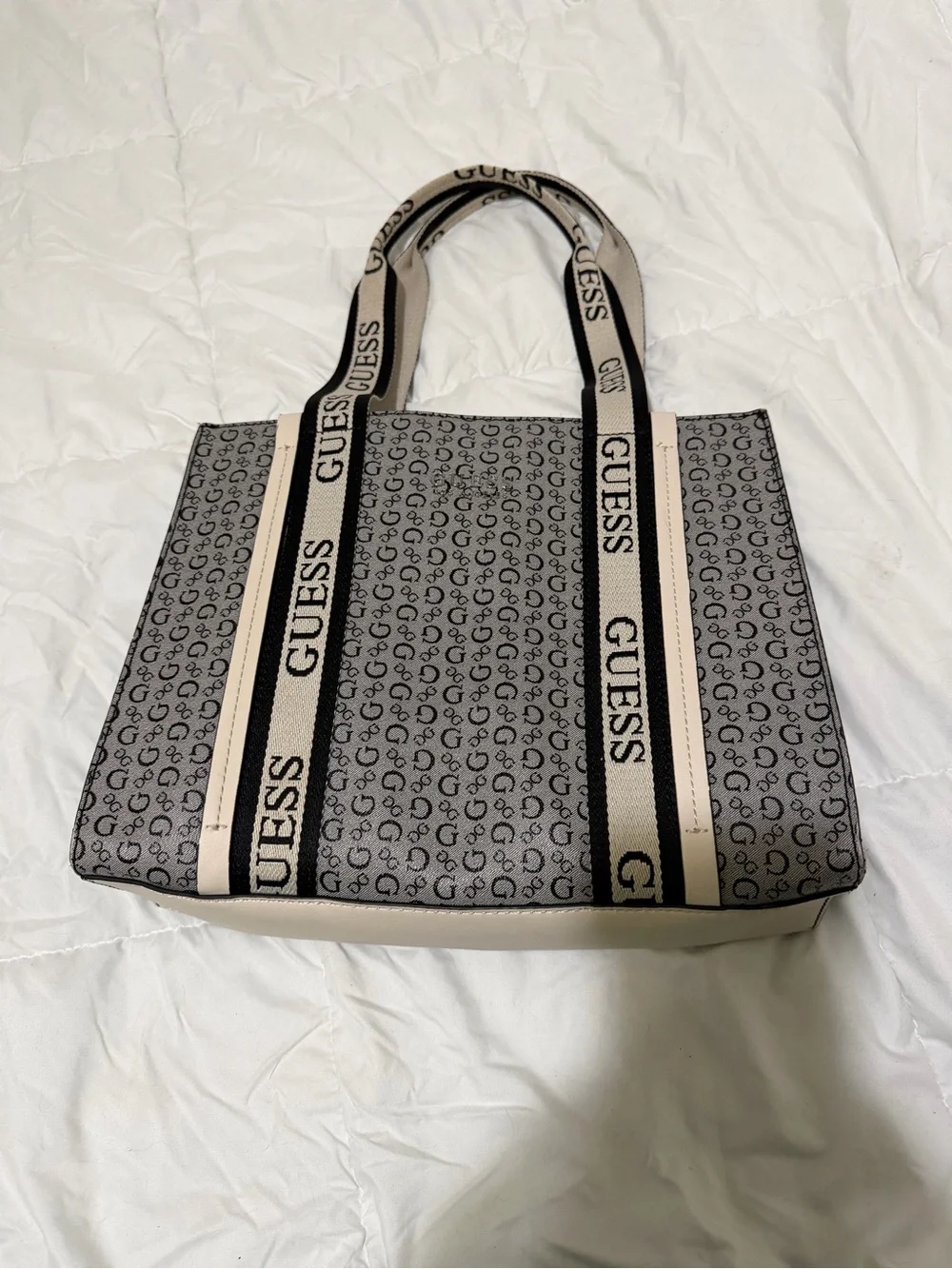 Guess tote repeating